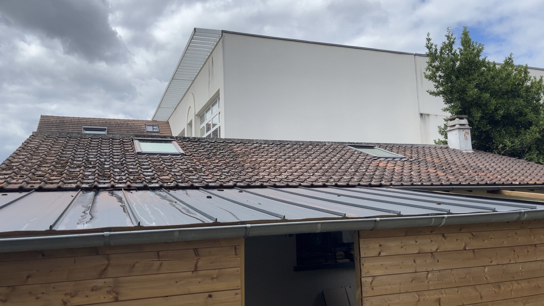 Finitions de toiture après pose de fenêtres de toit